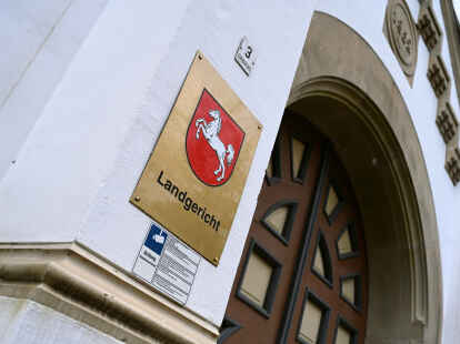 Ein heute 30-Jähriger muss sich wegen Drogenhandels vor dem Auricher Landgericht verantworten.