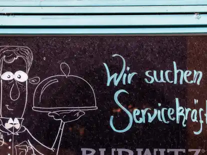 Besonders in der Dienstleistungsbranche wie der Gastronomie ist Personal knapp (Archivbild)