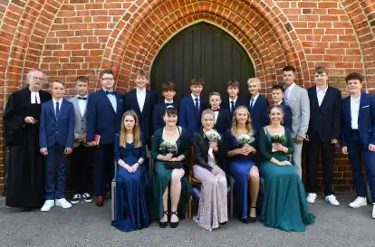 Lucas Arndt, Klaas Auffarth, Luca Bode, Eileen Bork, Quentin Demus, Corvinian Fritzschka, Jannik Harms, Fynn Korschek, Niclas Korschek, Jule Manskopf, Leonard Payer, Clara Schropp, Jonne Schulz, Ben von Salzen, Dillen Wachs, Julian Warnet, Celine Weers und Marie Wöhltjen hat Pastor Reiner Backenköhler in Hude jüngst konfirmiert. Der Gottesdienst wurde in der St.-Elisabeth-Kirche zusammen mit den Kirchenältesten und den Huder Gospelsingers gefeiert.
