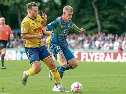 Philipp Eggersglüß (gelbe Spielkleidung) im Zweikampf mit Eric Anders Smith vom FC St. Pauli. Der SVA unterlag im August 2023 mit 0:5.