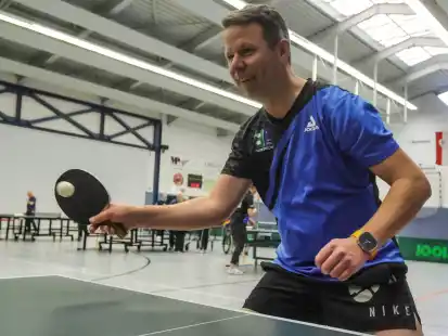 Tischtennis und Parkinson: Stefan Ganse ist Mitorganisator der Ping-Pong-Parkinson German Open. Das internationale Spitzenturnier in Oldenburg vereint Himmelfahrt Sport, Wissenschaft und Inklusion.