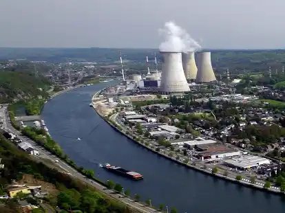 Soll nach dem Willen des belgischen Parlaments länger laufen: das Atomkraftwerk Tihange am Ufer des Flusses Maas