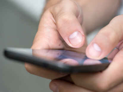 Wer sich mit Freunden und Nachbarn austauscht, nutzt dafür meistens WhatsApp, Facebook, Instagram und Co: Die DorfFunk-App zündete bis heute in der Gemeinde Hinte nicht. Die Verwaltung will das Projekt deshalb auslaufen lassen, die Politik zögert derweil.