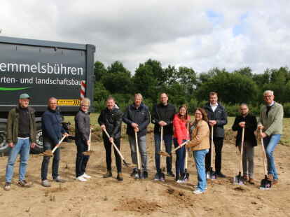 Spatenstich für den neuen Mobilitäts-Hub im  Ecopark: Zwischen B72 und der Europaallee entstehen unter anderem geschützte Lkw-Stellplätze. Investor ist die Firma ENMO der Familie Lohmann aus Emstek.