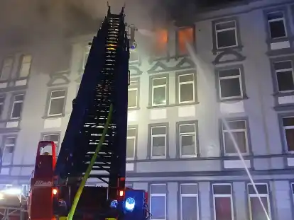 Die Wilhelmshavener Feuerwehr rückte in der Nacht zu Sonntag zu einem Brand in der Weserstraße aus.