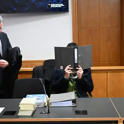 Der Angeklagte (rechts) vor Prozessbeginn vor dem Landgericht Oldenburg: Ihm wird vorgeworfen, im Juni 2023 in Vechta seine Ex-Freundin mit einem Messer getötet zu haben. In Osnabrück wird der Fall nun erneut verhandelt.
