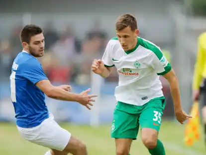 Rückblick: Emdens Tido Steffens – hier im Zweikampf mit Werders Ex-Spieler Maximilian Eggestein – erinnert sich noch gut an die Duelle mit den Profis aus Bremen.