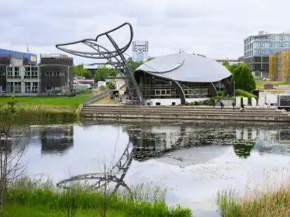 Nicht zu &uuml;bersehen: Der Expowal, das Wahrzeichen der Weltausstellung Expo 2000, spiegelt sich in einem See. Vor 25 Jahren wurde die Weltausstellung in Hannover am 1. Juni 2000 er&ouml;ffnet.