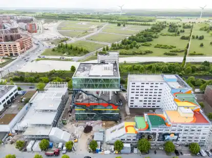 Blick auf den ehemaligen holl&auml;ndischen Pavillon der Weltausstellung Expo 2000, der derzeit zu einem Wohn- und Arbeitsprojekt &laquo;i Live EXPO Campus Hannover&raquo; umgebaut wird. Foto: Julian Stratenschulte/dpa