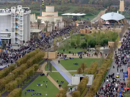 Dicht gedr&auml;ngt gehen Besucher &uuml;ber das &ouml;stliche Pavillon-Areal der Weltausstellung Expo 2000 in Hannover. Archivfoto.  Rainer Jensen/dpa