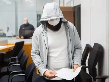 Abu Walaa 2021 vor dem Oberlandesgericht Celle - er klagt gegen seine Ausweisung nach seiner Haftentlassung. (Archivfoto)