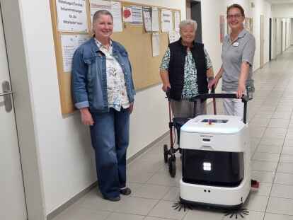 Kirsten Dählmann (l.), Koordinatorin für Hauswirtschaft und Service bei der AWO Weser-Ems, und Hauswirtschaftsleiterin Nicole Lengen (r.), freuen sich, dass Fridolin auch bei den Bewohnern in der Großefehner Einrichtung, wie bei Emmi Galonska, gut ankommt.