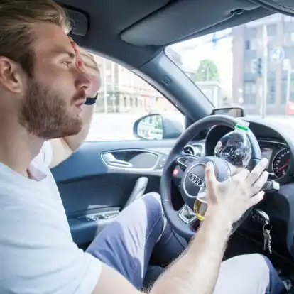 Hitzefalle Auto: Temperaturen im Innenraum können bei Sonne auf über 60 Grad steigen und die Gesundheit gefährden.