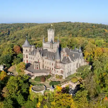 Das Schloss Marienburg steht im Licht der Morgensonne inmitten der Bäume. Die Sanierung des einzigartigen Kulturdenkmals in der Region Hannover hat begonnen.