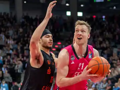 Kommt nach Vechta: Center Lars Thiemann (rechts/hier gegen den Chemnitzer Olivier Nkamhoua)