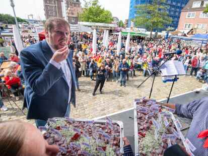 Guten Appetit! Oberbürgermeister Tim Kruithoff eröffnete die 34. Emder Matjestage mit dem traditionellen Probieren direkt auf der Bühne am Hafentor. „Global Floro“ heißt die diesjährige Sorte, die bei der Matjesprobe auserwählt wurde. Rund 350 Gäste verfolgten die feierliche Eröffnung.
