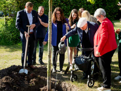 Zusammen mit dem Holocaust-Überlebenden Albrecht Weinberg wurde ein Baum gepflanzt.