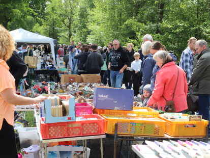 Stöbern, feilschen und kaufen: Tausende kamen wieder am Himmelfahrtstag zum Riesenflohmarkt am Elisabethfehnkanal.