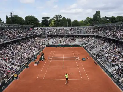 In einem der schönsten Stadien zog Alexander Zverev in Runde drei ein.