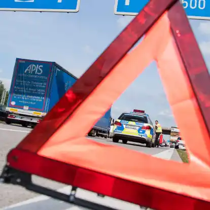 Unfallszenario landet vor Gericht: Ein Lkw will nach rechts einscheren, der Pkw gibt Gas - wer hat Schuld am Crash auf der Autobahn?