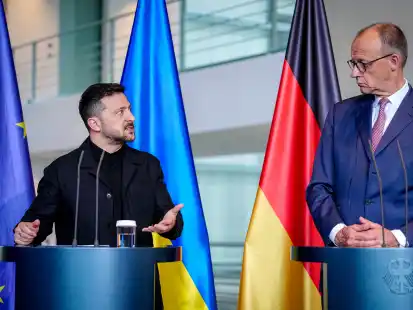 Wolodymyr Selenskyj (l), Präsident der Ukraine, und Bundeskanzler Friedrich Merz (CDU) geben im Bundeskanzleramt nach einem Treffen eine Pressekonferenz. Der ukrainische Präsident Selenskyj ist zu einem eintägigen Besuch in der deutschen Hauptstadt.