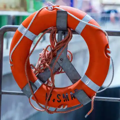 Die beiden Männer konnten nur noch leblos aus dem Wasser geborgen werden. (Symbolbild)