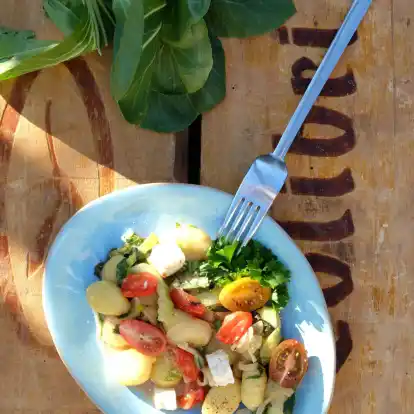 Bunt gemischt: Die Gnocchi werden mit Pak Choi, Cockteiltomaten und Kokosmilch zubereitet.