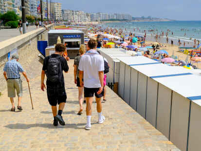 Alt und Jung auf dem Weg zum Badestrand von Les Sables dÂ Olonne an der französischen Atlantikküste im Sommer. Die französische Regierung plant die Einführung eines Rauchverbots an öffentlichen Orten, wie Badestränden, Bushaltestellen und Sportplätzen zum Schutz der Kinder.