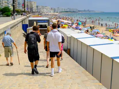 Alt und Jung auf dem Weg zum Badestrand von Les Sables dÂ Olonne an der französischen Atlantikküste im Sommer. Die französische Regierung plant die Einführung eines Rauchverbots an öffentlichen Orten, wie Badestränden, Bushaltestellen und Sportplätzen zum Schutz der Kinder.