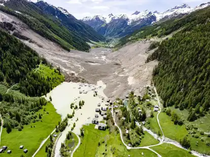 Eine Geröllwüste und ein aufgestauter Fluss Lonza, wo früher das Dorf Blatten war.