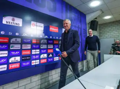 Frank Baumann hat offiziell auf Schalke angefangen.