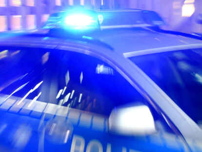 Zwei Männer haben Polizeibeamte in Jever am Sonntagmorgen in Atem gehalten: erst mit einer Verfolgungsfahrt, anschließend mit einer Schlägerei.