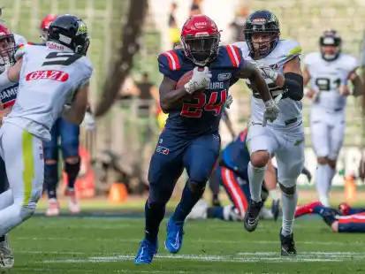Chrisman Kyei (Mitte) verlor mit den Hamburg Sea Devils in Bremen gegen Stuttgart Surge.