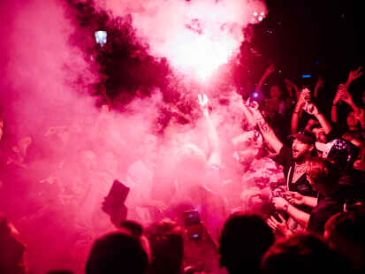Nach dem Sieg von Paris Saint-Germain gegen Inter Mailand im Champions-League-Finale kommt es in der Hauptstadt zu Jubelszenen, vor allem in der Repuplique, wo sich Hunderte von Fans versammeln, um den Sieg des Pariser Vereins zu feiern.