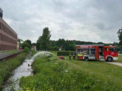 Einsatz bei der Ammerlandklinik: Die Feuerwehr versucht, dem Wasser der Norderbäke wieder Sauerstoff zuzuführen.