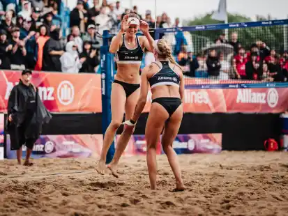Triumph im Regen: Beachvolleyballerin Lea Kunst aus Varel (links) hat mit ihrer Partnerin Melanie Paul das German-Beach-Tour-Turnier in Hamburg gewonnen.