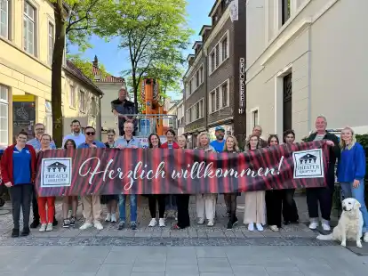 Gemeinsam für ein lebendiges Theaterquartier: Geschäftsleute bringen mit Stadt und Staatstheater ein Banner in der Gaststraße an.