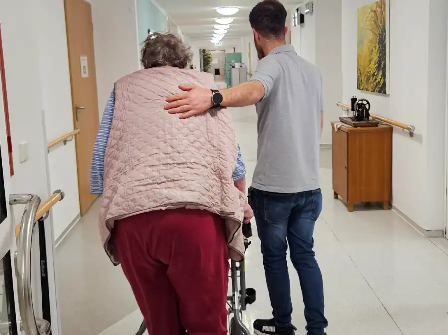 Fire drill in Jever: Evacuation at the Awo retirement home in Jever ...