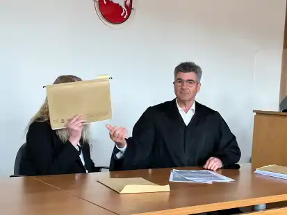 Für drei Jahre und drei Monate muss die Reinigungskraft, hier mit ihrem Verteidiger, in Haft. Sie hat in Oldenburg in Privathaushalten Schmuck und Silber im Wert von fast 130.000 Euro gestohlen.