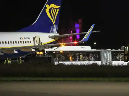 Das Unwetter &uuml;ber S&uuml;ddeutschland zwang eine Ryanair-Maschine zum au&szlig;erplanm&auml;&szlig;igen Stopp. (Jason Tschepljakow/dpa/dpa-tmn)
