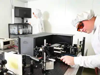 In einem Labor werden neu entwickelte photonische  Chips mit einem Laserstrahl vorbereitet. In Niedersachsen wächst die Startup-Szene weiterhin kräftig.