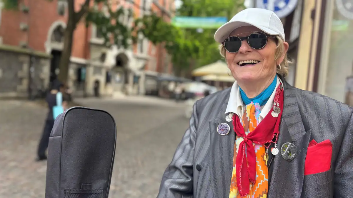 Straßenmusiker aus Oldenburg: Glitzer und gute Laune – Die Liebe zur Musik ...