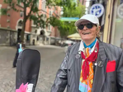 Der Straßenmusiker Waldemar gehört fest ins Stadtbild.
