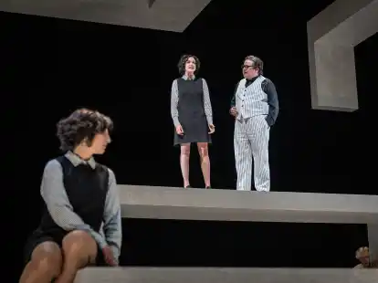 Katharina Shakina (von links) und Paulina Hobratschk als Mascha Kaléko mit Gerrit Frers als Ernst Rowohlt