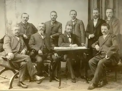 So präsentierte sich der erste Vorstand der Handwerkskammer im Jahr 1900. In der Bildmitte am Tisch sitzend Schneidermeister Ludwig Neubert, der erste Vorsitzende der Kammer