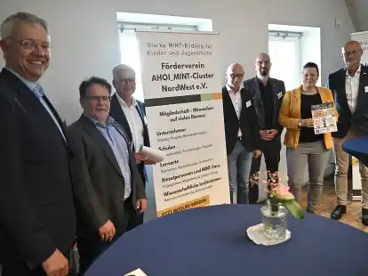 Bauen den Förderverein zur Sicherung der MINT-Bildung für Kinder und Jugendliche auf (v.li.): Dr. Christian Friege (EWE), Prof. Dr. Michael Komorek (Uni Oldenburg), der Vereinsvorsitzende Frank Zweigle (Schlaues Haus), Prof. Dr. Hero Weber (Jade Hochschule), Jens Kreker, (MINT-Koordinator, AGO), Jasmin Fresemann (Verbundkoordinatorin, Schlaues Haus) und Lutz Neugebauer (Brötje).