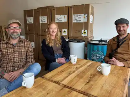 Kurz vor dem Start der Produktion (v.links): Kim Ahrends, Sophie Brödel und Johannes Bender machen das neue „Schloss-Eis“ (nicht im Bild ist der vierte Gesellschafter Dietmar Hartrumpf).