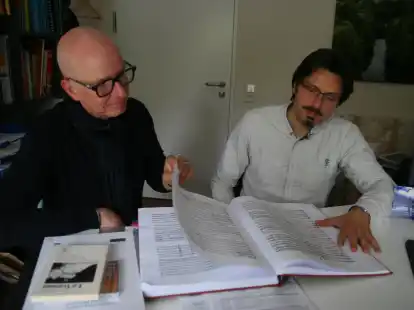 Partitur-Abgleich: Orchesterdirektor Stefan Schmidt (links) und kommissarischer Generalmusikdirektor Vito Cristofaro
