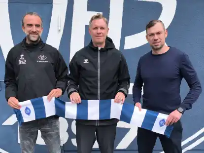 Hält nun einen blau-weißen Schal in den Händen: Marius Ebbers (Mitte) agiert nun als Co-Trainer von Dario Fossi (links). Geholt hat ihn VfB-Sportleiter Sebastian Schachten.