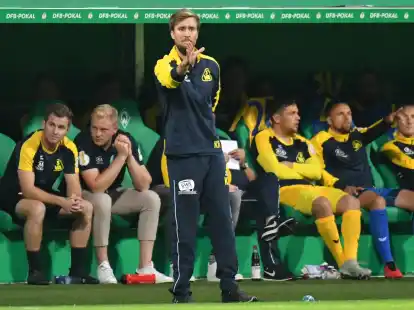 August 2019: Atlas-Trainer Key Riebau gibt in der ersten Runde des DFB-Pokal Anweisungen. Im Weserstadion unterlag sein Team gegen Werder Bremen mit 1:6.